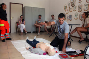 Defibrillatore in azione su manichino per lezioni di primo soccorso